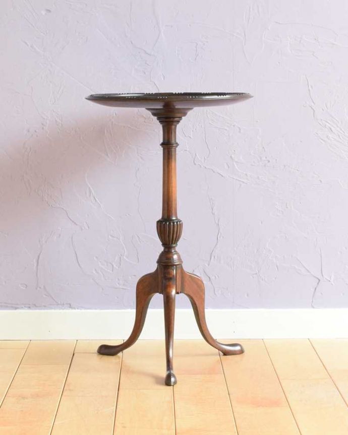 アンティークのテーブル アンティーク家具 英国アンティーク家具、コンパクトなオケージョナルテーブル(ティーテーブル)。横から見ても優雅英国アンティークらしく横顔だって美しいんです。(k-2300-f)