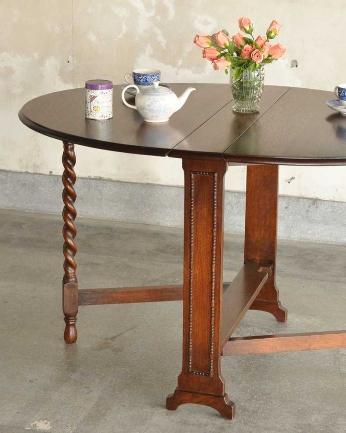 アンティークのテーブル　アンティーク家具　イギリス輸入のアンティーク家具、伸張式のゲートレッグテーブル 。自慢はやっぱりゲート（門）のような脚まるでゲート（門）が開くような脚の形から名前が付けられたゲートレッグテーブル。(k-2301-f)