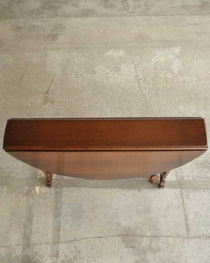 アンティークのテーブル　アンティーク家具　イギリス輸入のアンティーク家具、伸張式のゲートレッグテーブル 。畳むとこんなにスリムなサイズリーフを閉じた状態のテーブルを上から見るとこんな感じ。(k-2301-f)