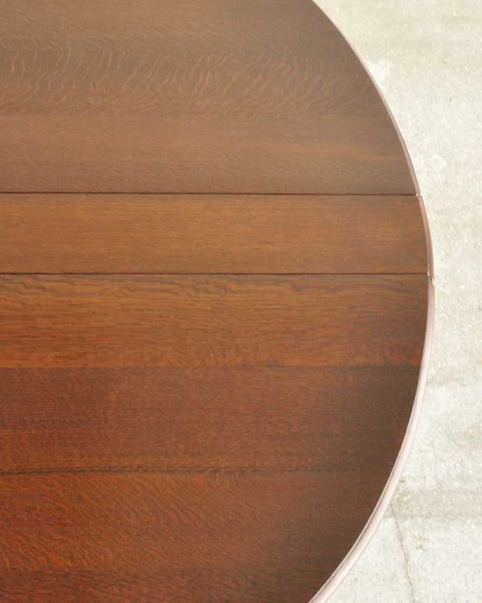 アンティークのテーブル　アンティーク家具　イギリス輸入のアンティーク家具、伸張式のゲートレッグテーブル 。近づいて見てみると･･･時間と手間暇を掛けて職人が丁寧にお直しした天板は、木目も美しいんです。(k-2301-f)