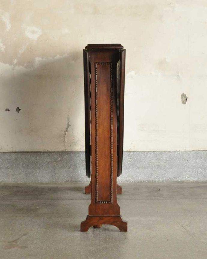 アンティークのテーブル　アンティーク家具　イギリス輸入のアンティーク家具、伸張式のゲートレッグテーブル 。意外にコンパクト昔、使わないとき壁にピタッと付けて収納出来るように作られたテーブル。(k-2301-f)