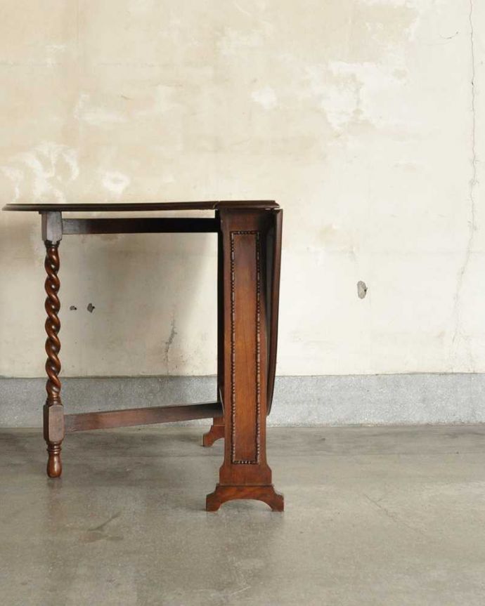 アンティークのテーブル　アンティーク家具　イギリス輸入のアンティーク家具、伸張式のゲートレッグテーブル 。片方開くと････片方のリーフを開くとこんな感じ。(k-2301-f)