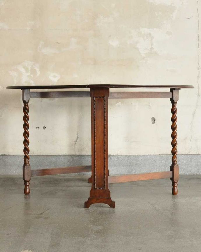 アンティークのテーブル　アンティーク家具　イギリス輸入のアンティーク家具、伸張式のゲートレッグテーブル 。両方開けば大きなサイズゲートレッグテーブルはゲートが開くように作られた脚のデザインも印象的。(k-2301-f)