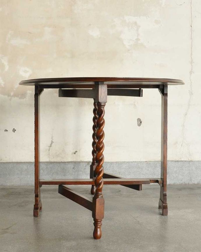 アンティークのテーブル　アンティーク家具　イギリス輸入のアンティーク家具、伸張式のゲートレッグテーブル 。クルッと回転。(k-2301-f)