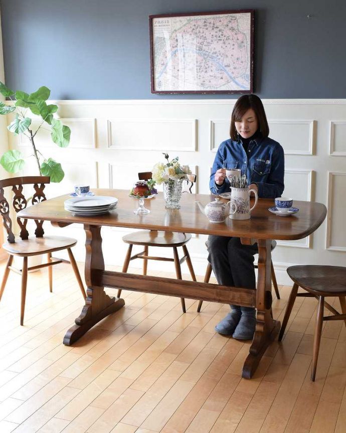 アーコールの家具　アンティーク家具　Ｔ字脚がオシャレなアーコール社のダイニングテーブル、北欧デザインのヴィンテージ家具 。スマートなデザインが人気のヴィンテージテーブルシンプルなデザインだから、どんなインテリアにも似合っちゃう所が人気のヒミツ。(k-2302-f)