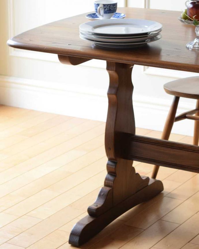 アーコールの家具　アンティーク家具　Ｔ字脚がオシャレなアーコール社のダイニングテーブル、北欧デザインのヴィンテージ家具 。スッキリとカッコイイ脚ヴィンテージの家具は一見クールな表情。(k-2302-f)