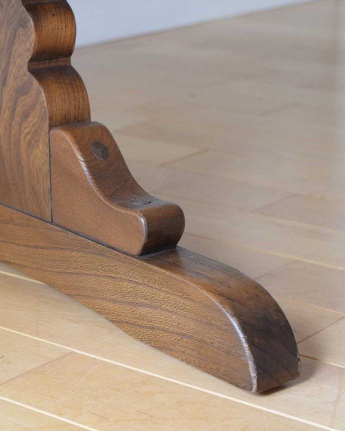 アーコールの家具　アンティーク家具　Ｔ字脚がオシャレなアーコール社のダイニングテーブル、北欧デザインのヴィンテージ家具 。持ち上げなくても移動できます！Handleのアンティークは、脚の裏にフェルトキーパーをお付けしていますので、床を滑らせてれば女性1人でも移動が簡単です。(k-2302-f)