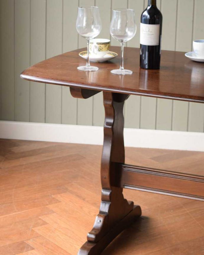 アーコール社のダイニングテーブル