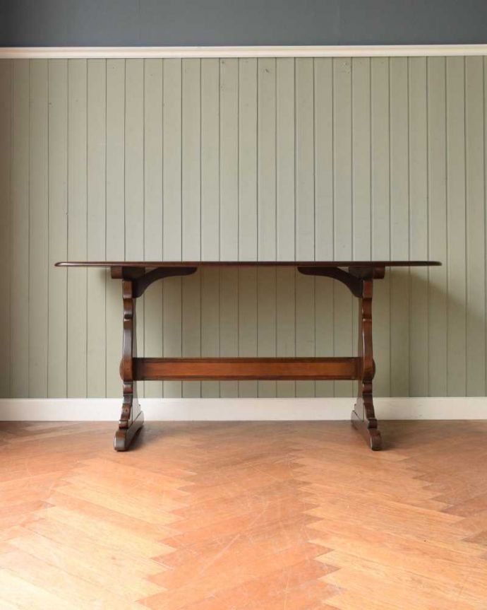 ダイニングテーブルの側面