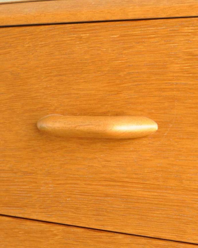 G-PLAN(Gプラン)　アンティーク家具　Gプランの北欧テイストのインテリア、引き出したっぷりのサイドボードチェスト　。デザインの一部になっている取っ手取っ手のデザインもシンプルかつ機能的に。(k-2304-f)