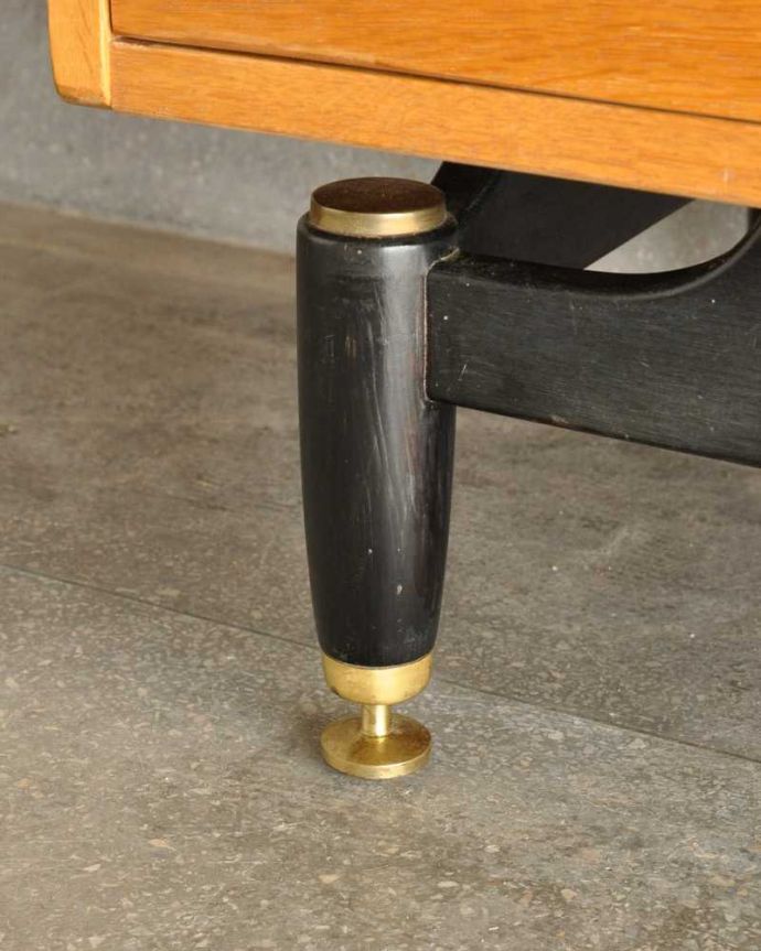 G-PLAN(Gプラン)　アンティーク家具　Gプランの北欧テイストのインテリア、引き出したっぷりのサイドボードチェスト　。スッキリとした脚の裏には…Handleの家具の脚裏にはフェルトキーパーをお付けしています。(k-2304-f)