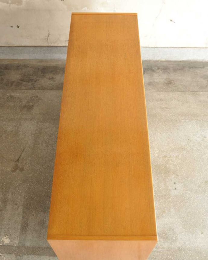 G-PLAN(Gプラン)　アンティーク家具　Gプランの北欧テイストのインテリア、引き出したっぷりのサイドボードチェスト　。天板の塗装もキレイに仕上げましたヴィンテージの家具は修復方法が様々。(k-2304-f)