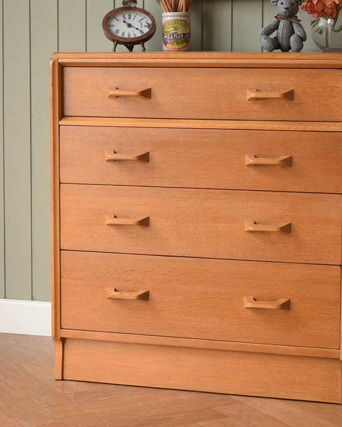 G-PLAN(Gプラン)　アンティーク家具　G-PLANの4段チェストBrandon（ブランドン） 、北欧スタイルの暮らしにヴィンテージ家具。見えない所もこだわっていますヴィンテージの家具は年代が若いので簡単な修復だけでも使えちゃうんだけれど、長く使って頂けるように、見えない部分もしっかりこだわって修復しています。(k-2305-f)