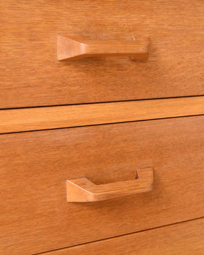 G-PLAN(Gプラン)　アンティーク家具　G-PLANの4段チェストBrandon（ブランドン） 、北欧スタイルの暮らしにヴィンテージ家具。カッコいい取っ手もデザインの一部デザインの一部になっているカッコいい取っ手。(k-2305-f)