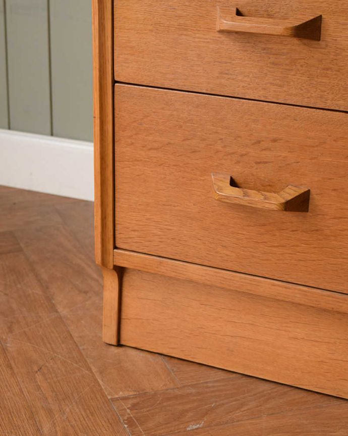 G-PLAN(Gプラン)　アンティーク家具　G-PLANの4段チェストBrandon（ブランドン） 、北欧スタイルの暮らしにヴィンテージ家具。女性1人でラクラク運べちゃう仕掛けHandleのアンティークは、脚の裏にフェルトキーパーをお付けしています。(k-2305-f)