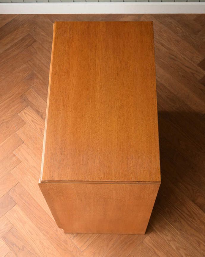 G-PLAN(Gプラン)　アンティーク家具　G-PLANの4段チェストBrandon（ブランドン） 、北欧スタイルの暮らしにヴィンテージ家具。上から見ると･･･天板はこんな感じです。(k-2305-f)