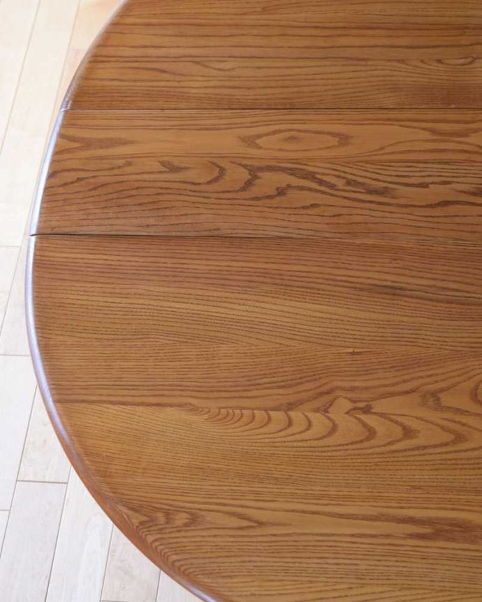 アンティークのテーブル　アンティーク家具　老舗家具メーカーアーコール社のアンティーク、伸張式のダイニングテーブル。近づいて見てみると･･･もちろんヴィンテージは新品ではないのでキズや汚れはありますが、塗装の美しさには自信があります。(k-2306-f)