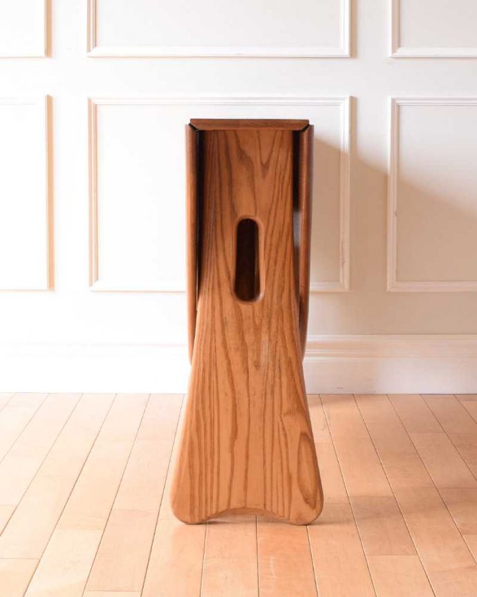 アンティークのテーブル　アンティーク家具　老舗家具メーカーアーコール社のアンティーク、伸張式のダイニングテーブル。意外にコンパクト昔、使わないとき壁にピタッと付けて収納出来るように作られたテーブル。(k-2306-f)