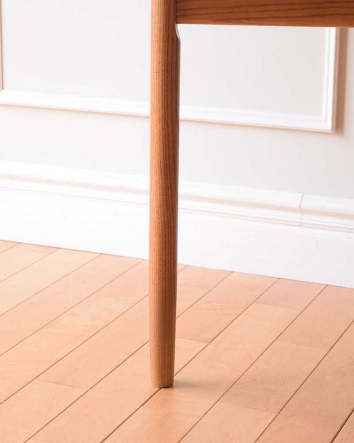 アンティークのテーブル　アンティーク家具　老舗家具メーカーアーコール社のアンティーク、伸張式のダイニングテーブル。持ち上げなくても移動できます！Handleのアンティークは、脚の裏にフェルトキーパーをお付けしていますので、持ち上げなくても床を滑らせて移動させることが出来ます。(k-2306-f)