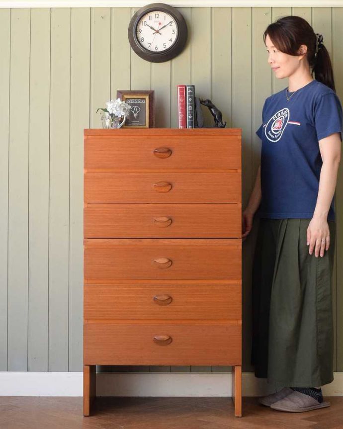 アンティークのチェスト アンティーク家具 スッキリとした姿がカッコいい北欧スタイルのヴィンテージ6段チェスト。スッキリとしたカッコよさが魅力北欧スタイルのチェストは、やっぱり見た目がカッコいい!シンプルなのでどんなお部屋にも似合います。(k-2307-f)