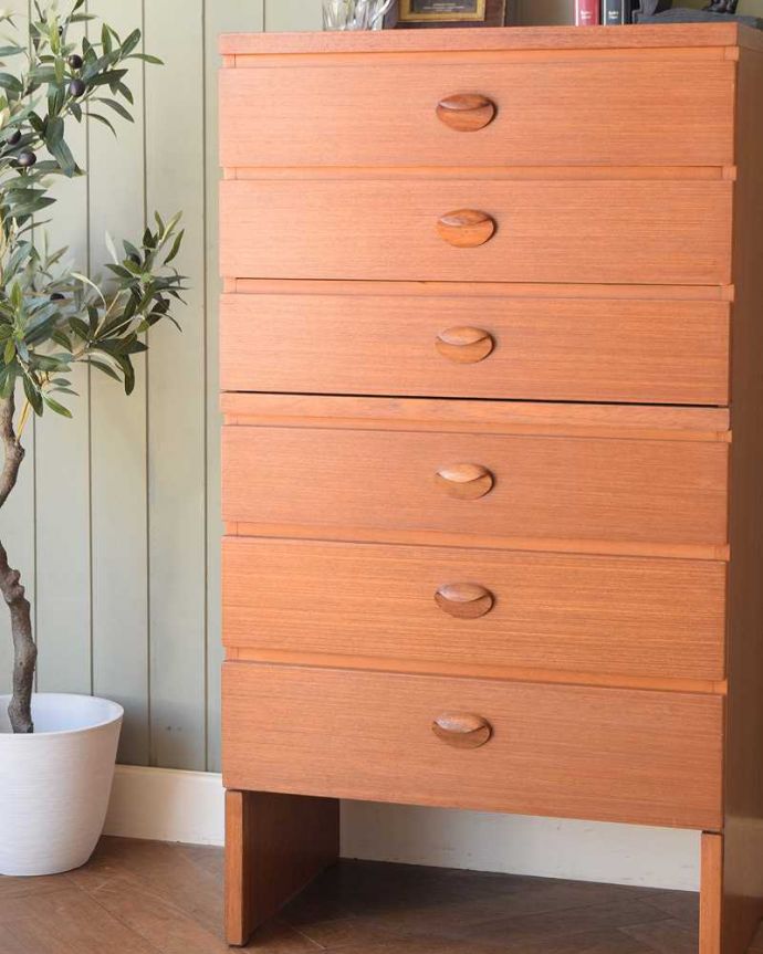 アンティークのチェスト アンティーク家具 スッキリとした姿がカッコいい北欧スタイルのヴィンテージ6段チェスト。見えない所もこだわっていますヴィンテージの家具は年代が若いので簡単な修復だけでも使えちゃうんだけれど、長く使って頂けるように、見えない部分もしっかりこだわって修復しています。(k-2307-f)