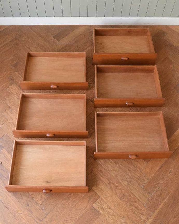 アンティークのチェスト アンティーク家具 スッキリとした姿がカッコいい北欧スタイルのヴィンテージ6段チェスト。引き出しの中もキレイに修復しました。(k-2307-f)