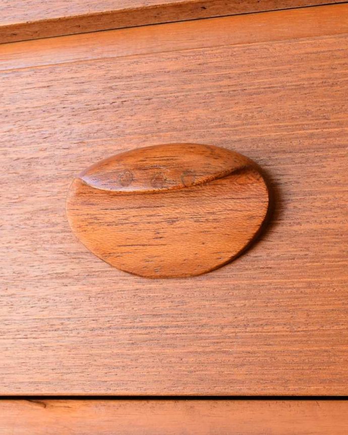 アンティークのチェスト アンティーク家具 スッキリとした姿がカッコいい北欧スタイルのヴィンテージ6段チェスト。カッコいい取っ手もデザインの一部デザインの一部になっているカッコいい取っ手。(k-2307-f)