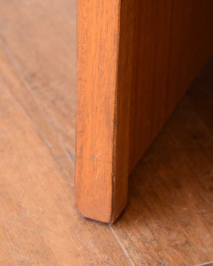 アンティークのチェスト アンティーク家具 スッキリとした姿がカッコいい北欧スタイルのヴィンテージ6段チェスト。女性1人でラクラク運べちゃう仕掛けHandleのアンティークは、脚の裏にフェルトキーパーをお付けしています。(k-2307-f)