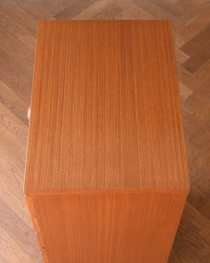 アンティークのチェスト アンティーク家具 スッキリとした姿がカッコいい北欧スタイルのヴィンテージ6段チェスト。上から見ると・・・天板はこんな感じです。(k-2307-f)