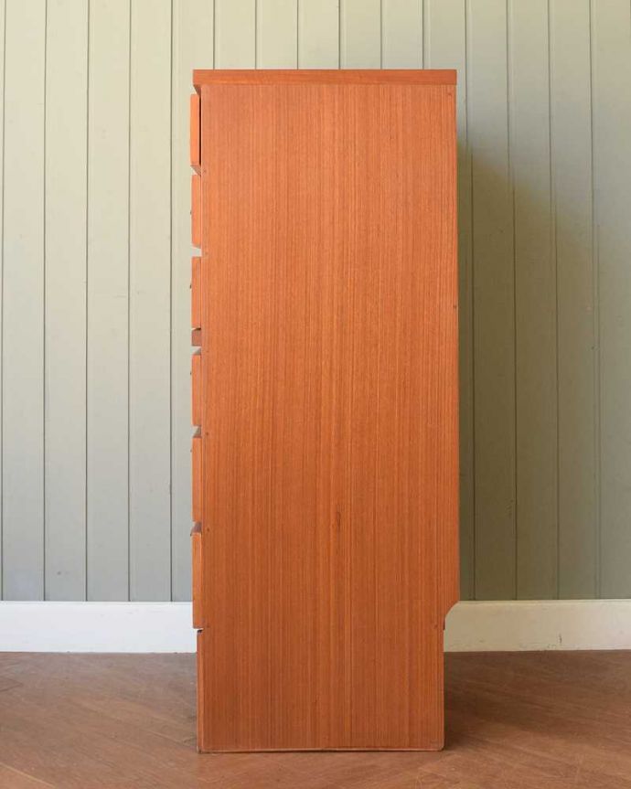 アンティークのチェスト アンティーク家具 スッキリとした姿がカッコいい北欧スタイルのヴィンテージ6段チェスト。横から見てもスッキリシンプルだからこそ、どこから見てもカッコいいようにしっかりお直ししました。(k-2307-f)