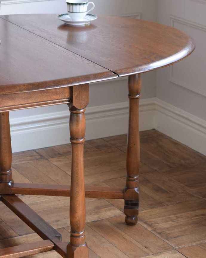 アーコールの家具　アンティーク家具　めずらしいアーコールのアンティーク伸張式のゲートレッグテーブル、イギリス輸入の家具。自慢はやっぱりゲート（門）のような脚まるでゲート（門）が開くような脚の形から名前が付けられたゲートレッグテーブル。(k-2308-f)