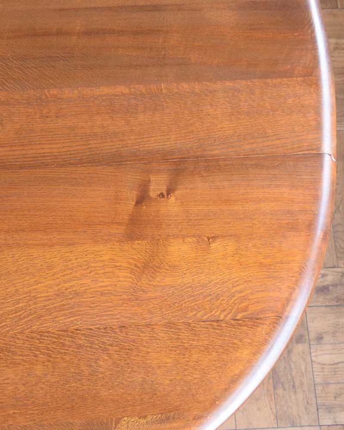 アーコールの家具　アンティーク家具　めずらしいアーコールのアンティーク伸張式のゲートレッグテーブル、イギリス輸入の家具。近づいて見てみると･･･時間と手間暇を掛けて職人が丁寧にお直しした天板は、木目も美しいんです。(k-2308-f)
