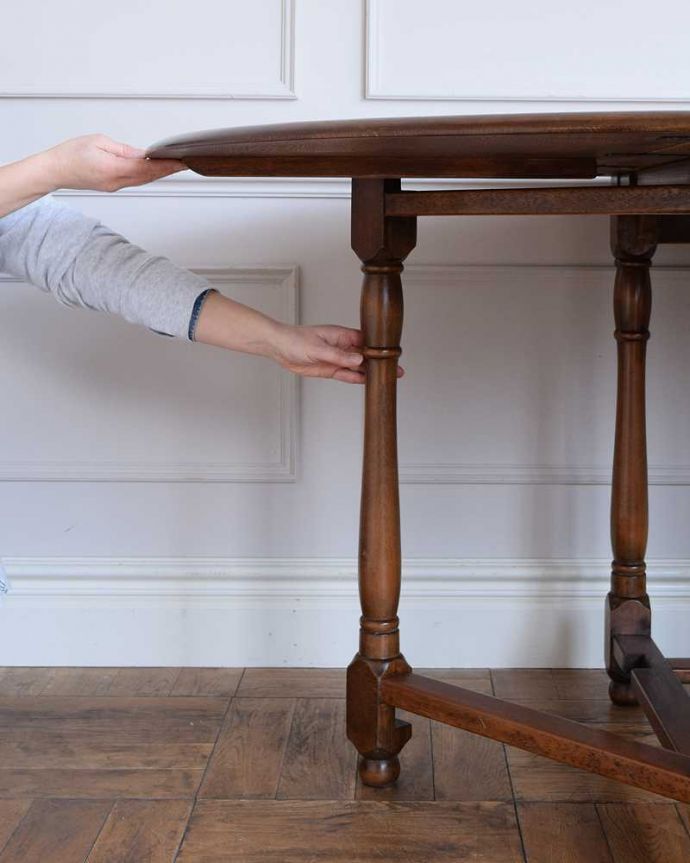 アーコールの家具　アンティーク家具　めずらしいアーコールのアンティーク伸張式のゲートレッグテーブル、イギリス輸入の家具。脚を引き出すだけであっという間ゲートのような形をした脚のテーブル。(k-2308-f)