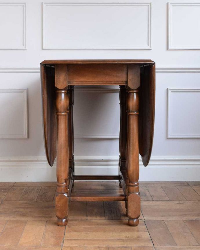 アーコールの家具　アンティーク家具　めずらしいアーコールのアンティーク伸張式のゲートレッグテーブル、イギリス輸入の家具。意外にコンパクト昔、使わないとき壁にピタッと付けて収納出来るように作られたテーブル。(k-2308-f)