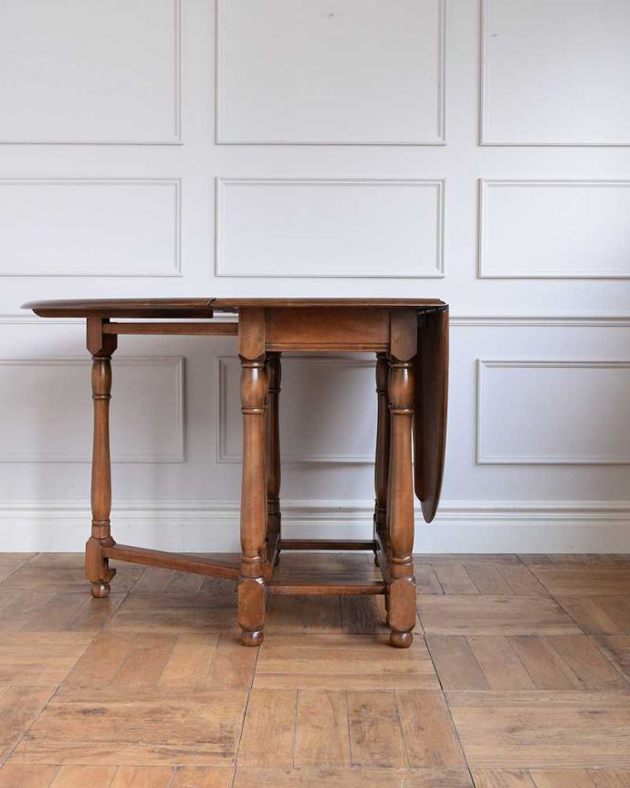 アーコールの家具　アンティーク家具　めずらしいアーコールのアンティーク伸張式のゲートレッグテーブル、イギリス輸入の家具。片方開くと････片方のリーフを開くとこんな感じ。(k-2308-f)