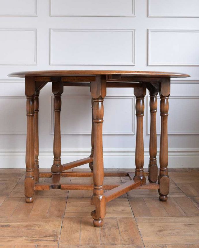 アーコールの家具　アンティーク家具　めずらしいアーコールのアンティーク伸張式のゲートレッグテーブル、イギリス輸入の家具。クルッと回転。(k-2308-f)