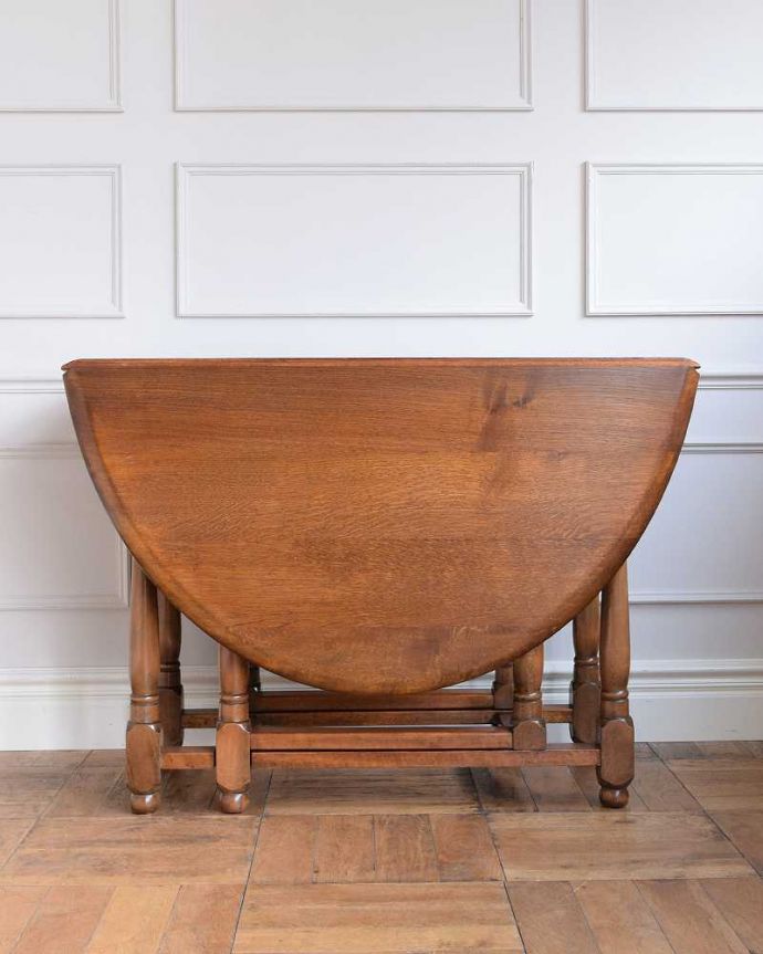 アーコールの家具　アンティーク家具　めずらしいアーコールのアンティーク伸張式のゲートレッグテーブル、イギリス輸入の家具。クルッと回転。(k-2308-f)
