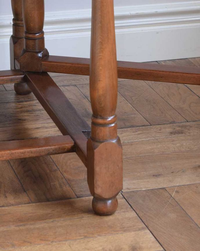 アーコールの家具　アンティーク家具　めずらしいアーコールのアンティーク伸張式のゲートレッグテーブル、イギリス輸入の家具。持ち上げなくても移動できます！Handleのアンティークは、脚の裏にフェルトキーパーをお付けしていますので、持ち上げなくても床を滑らせて移動させることが出来ます。(k-2308-f)