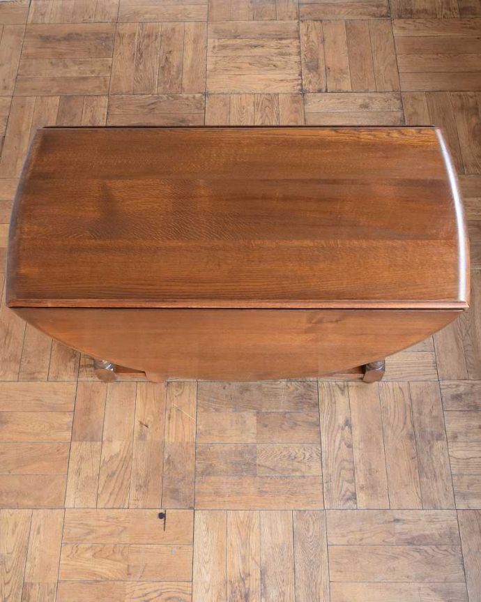 アーコールの家具　アンティーク家具　めずらしいアーコールのアンティーク伸張式のゲートレッグテーブル、イギリス輸入の家具。畳むとこんなにスリムなサイズリーフを閉じた状態のテーブルを上から見るとこんな感じ。(k-2308-f)