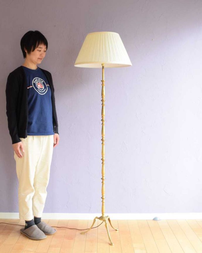 スタンドライト　照明・ライティング　珍しいイギリスで見つけた真鍮製のアンティークフロアランプ（Ｂ22シャンデリア球付）。。(k-2309-f)
