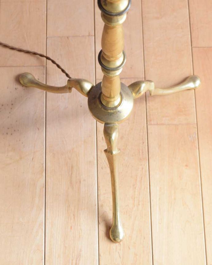 スタンドライト　照明・ライティング　珍しいイギリスで見つけた真鍮製のアンティークフロアランプ（Ｂ22シャンデリア球付）。。(k-2309-f)