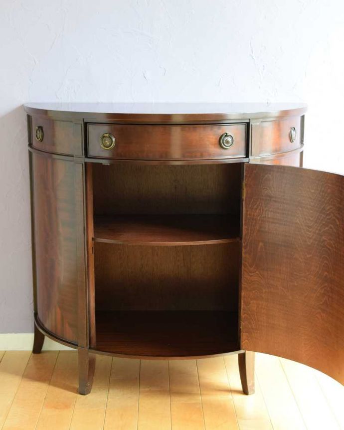 アンティーク家具 ハーフムーンのシルエットが美しいアンティークコンソールキャビネット。扉の中を見てみると…もともとカップボードとして使われていた家具の扉の中はたっぷり収納できます。(k-2310-f)