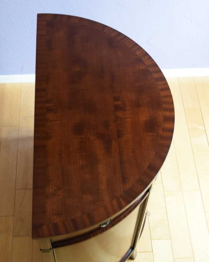 アンティーク家具 ハーフムーンのシルエットが美しいアンティークコンソールキャビネット。上から見てるとこんな形のキャビネットです。(k-2310-f)