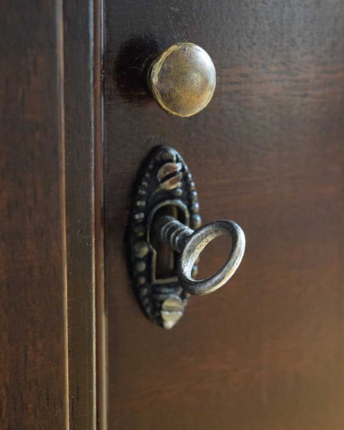 アンティーク家具 ハーフムーンのシルエットが美しいアンティークコンソールキャビネット。開ける度になんだかワクワク取っ手のデザインにもこだわりが。(k-2310-f)