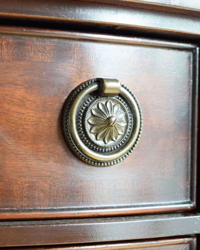 アンティーク家具 ハーフムーンのシルエットが美しいアンティークコンソールキャビネット。アクセサリーの様な取っ手。(k-2310-f)