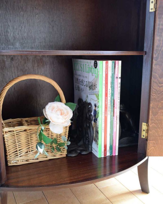 アンティーク家具 ハーフムーンのシルエットが美しいアンティークコンソールキャビネット。扉の中は収納たっぷりA4サイズの雑誌までしっかり収納出来ちゃう大きさ。(k-2310-f)