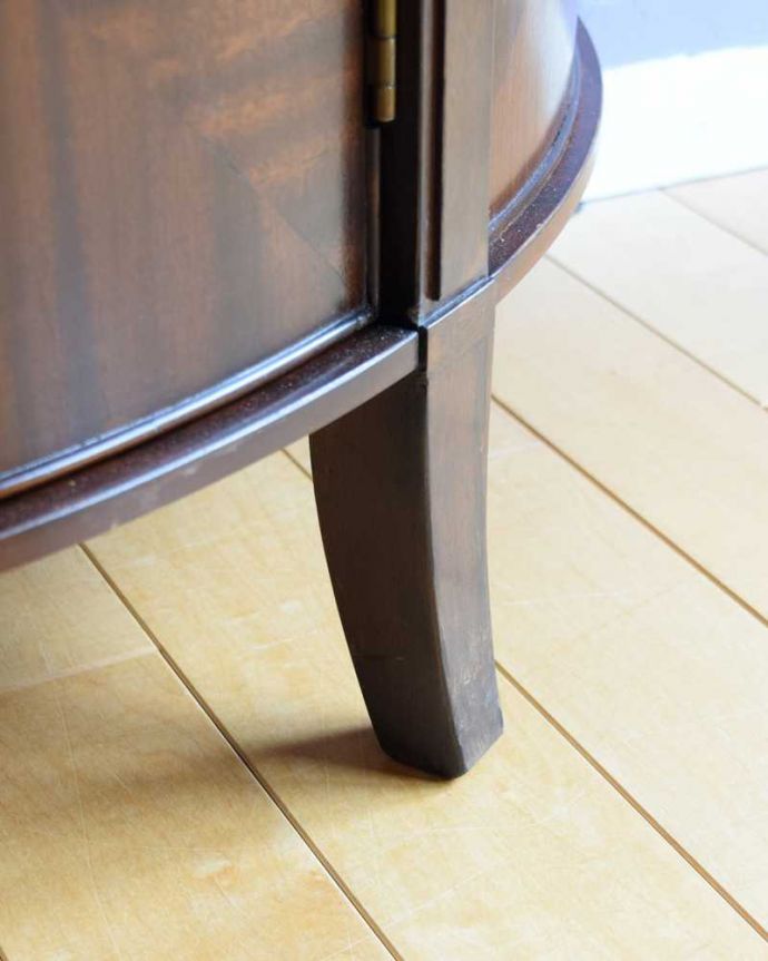 アンティーク家具 ハーフムーンのシルエットが美しいアンティークコンソールキャビネット。女性1人でもラクに運べちゃうヒミツHandleのアンティークは、脚の裏にフェルトキーパーをお付けしているので、床を滑らせれば女性でも移動がカンタンです。(k-2310-f)