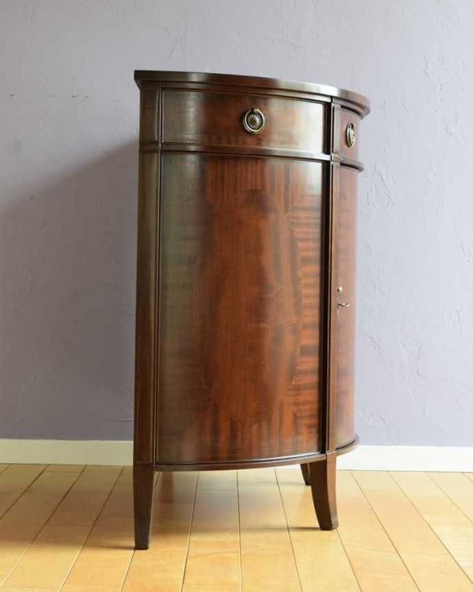 アンティーク家具 ハーフムーンのシルエットが美しいアンティークコンソールキャビネット。横から見てもステキなんです。(k-2310-f)