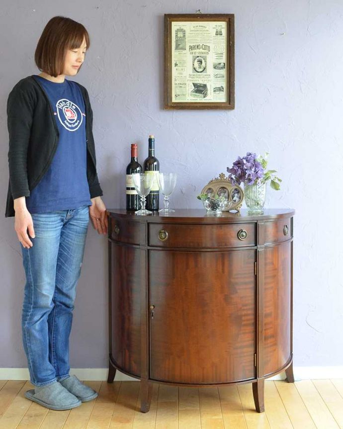 アンティーク家具 ハーフムーンのシルエットが美しいアンティークコンソールキャビネット。英国らしい気品が漂うキャビネットアンティークだから手に入れることが出来る素材の良さを際立つキャビネット。(k-2310-f)