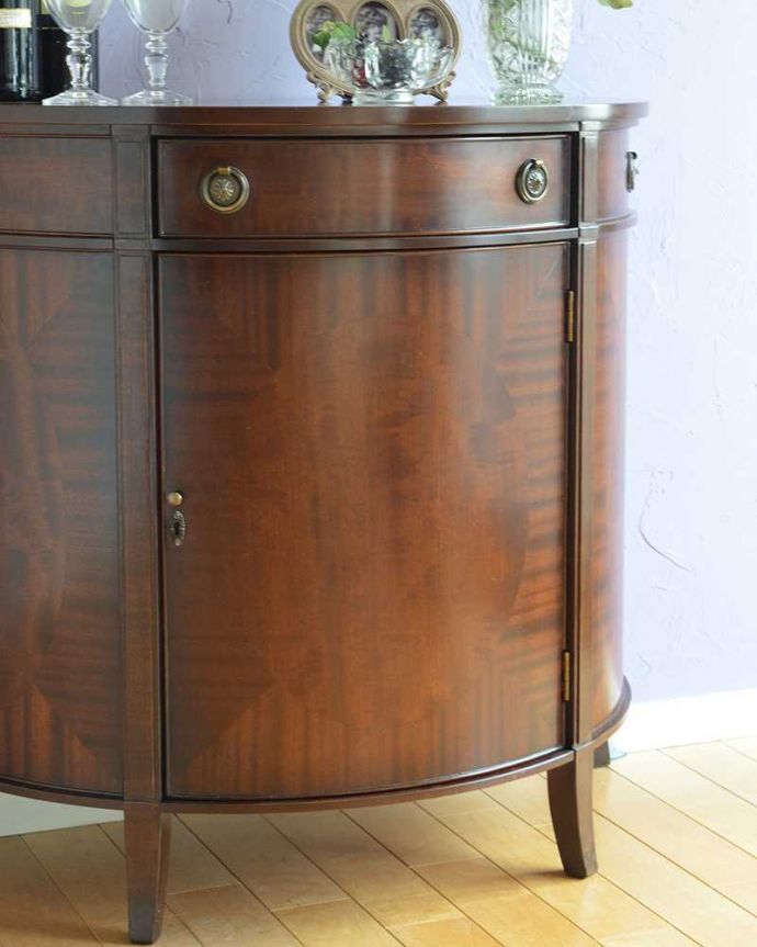 アンティーク家具 ハーフムーンのシルエットが美しいアンティークコンソールキャビネット。アンティーク家具だから手に入る美しい木目現代では手に入れることが出来ない質のいい素材が使われているのもアンティーク家具の特長。(k-2310-f)